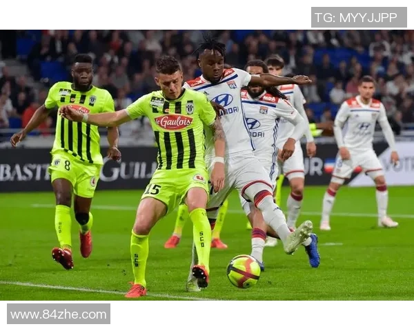 法甲激战斯特拉斯堡迎战尼斯双方争夺关键积分的精彩对决 法甲激战斯特拉斯堡迎战尼斯双方争夺关键积分的精彩对决